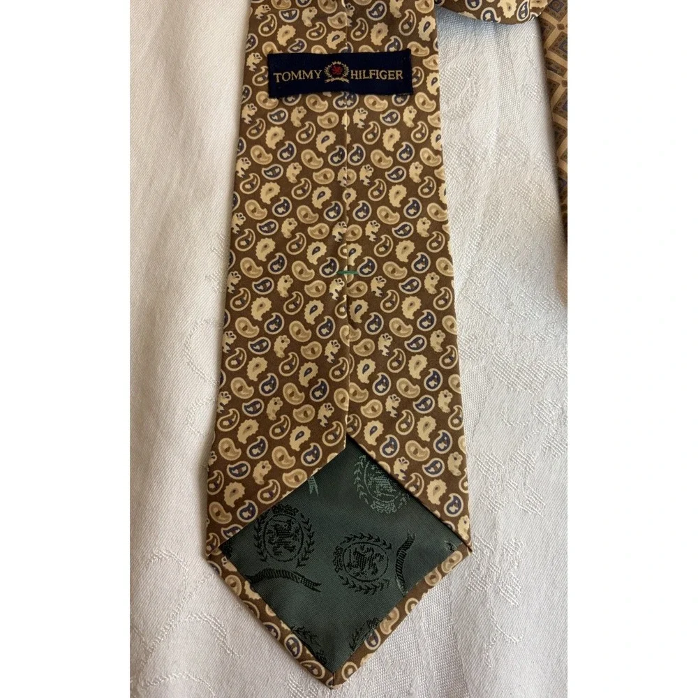 Tommy Hilfiger Mens Tie Paisley Vintage Neck Tie 100% Silk Made in USA
